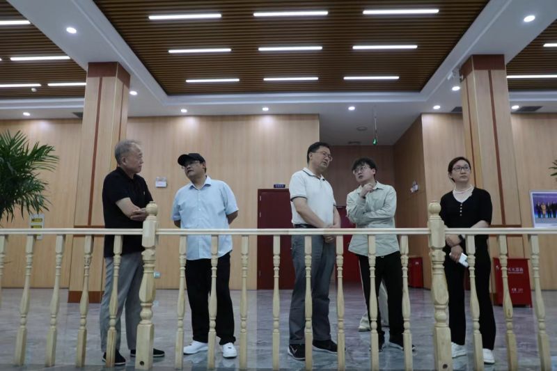 工信部產(chǎn)業(yè)政策與法規(guī)司原巡視員、先進(jìn)制造商學(xué)院總裁四班班主任辛仁周一行到順成集團(tuán)走訪